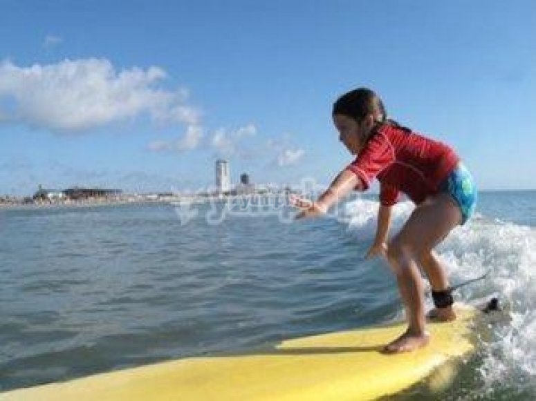 Niña surfera Niña surfera
